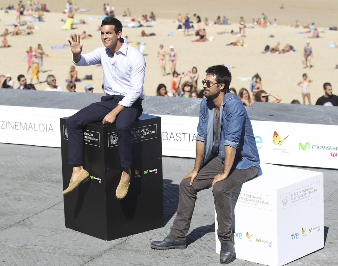 GRA118. SAN SEBASTIÁN, 22/09/2013.- Los actores Mario Casas (i) y Hugo Silva, tras la presentación fuera de concurso de la película "Las brujas de Zugarramurdi", del multipremiado director de cine vasco Álex de la Iglesia, en el Festival de cine de San Sebastián. EFE/Juan Herrero