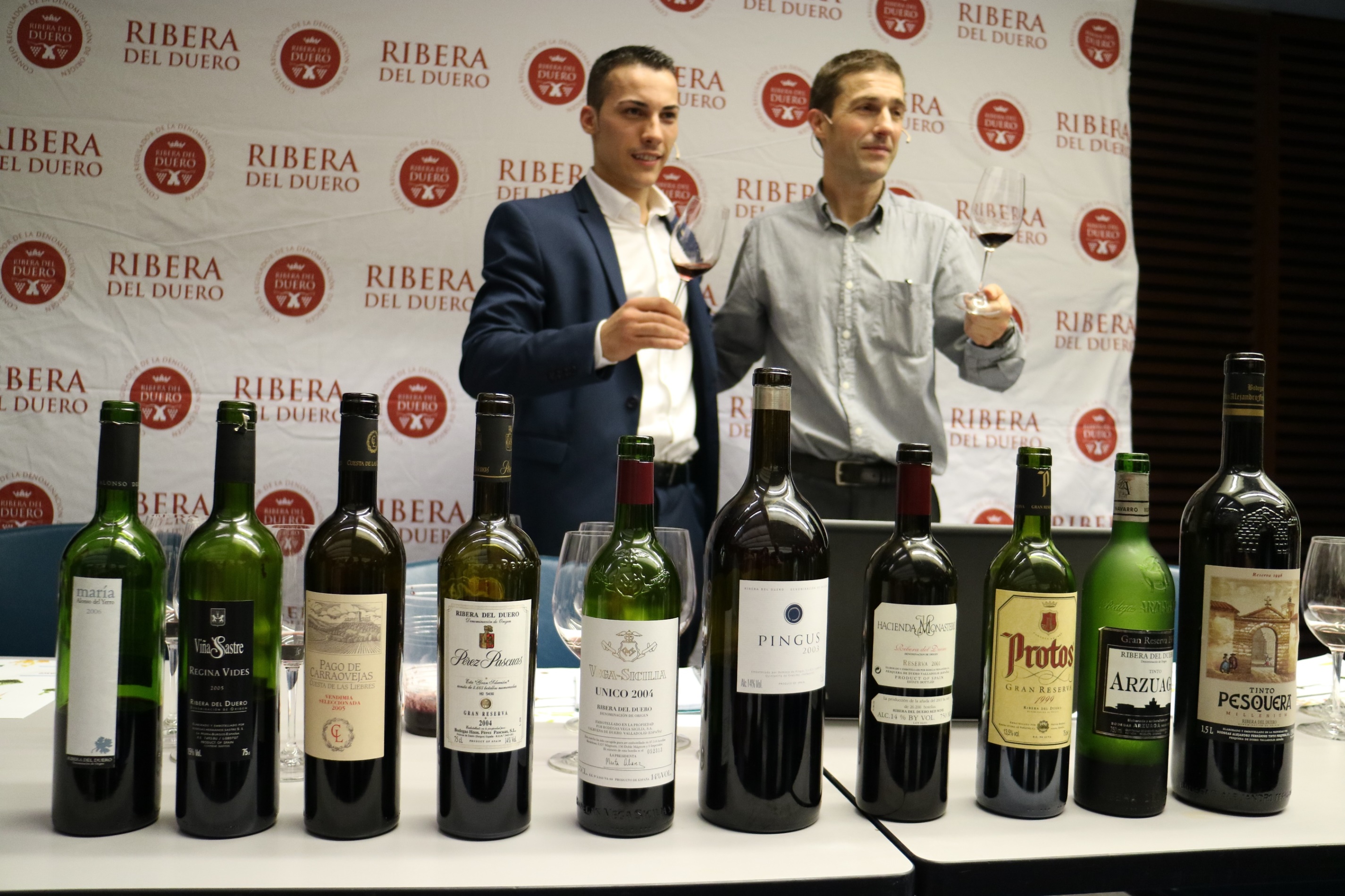 guillermo_cruz_y_juan_carlos_muro_con_los_10_vinos_ribera_del_duero